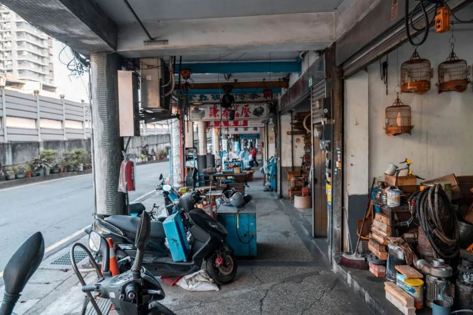 Kệ dầu nhớt và phụ tùng