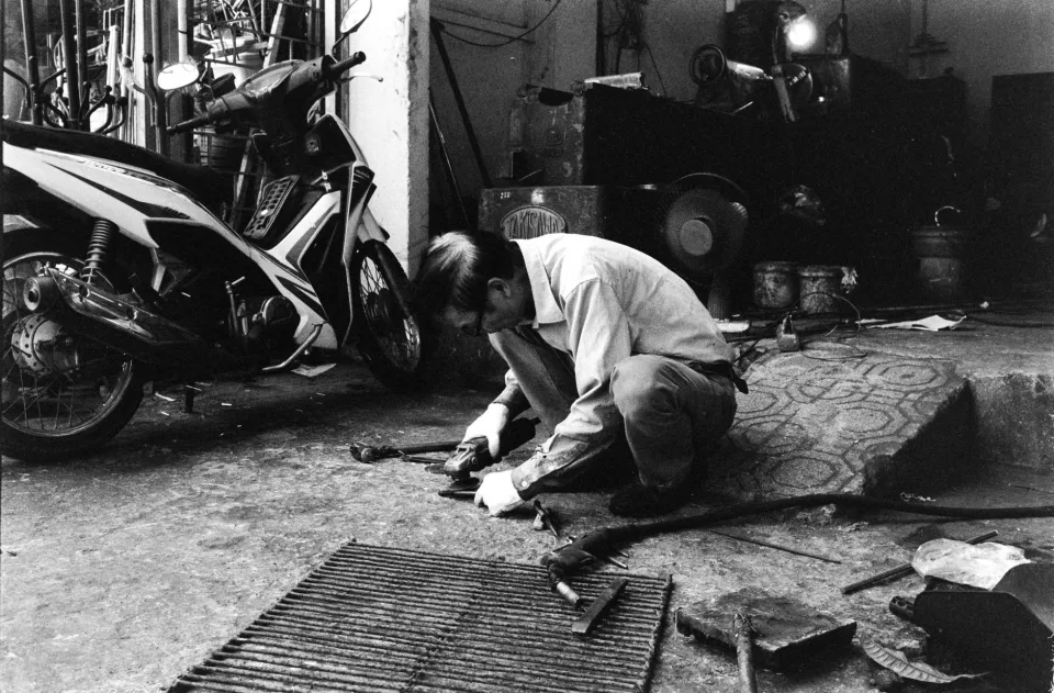 Thợ và nhân viên tại xưởng